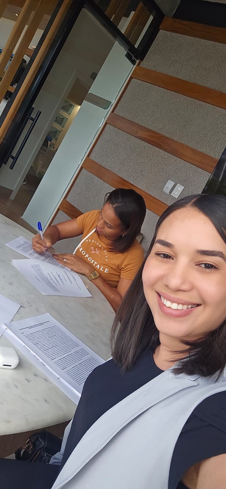 Andreina Rosario acompañando a clientes en la firma