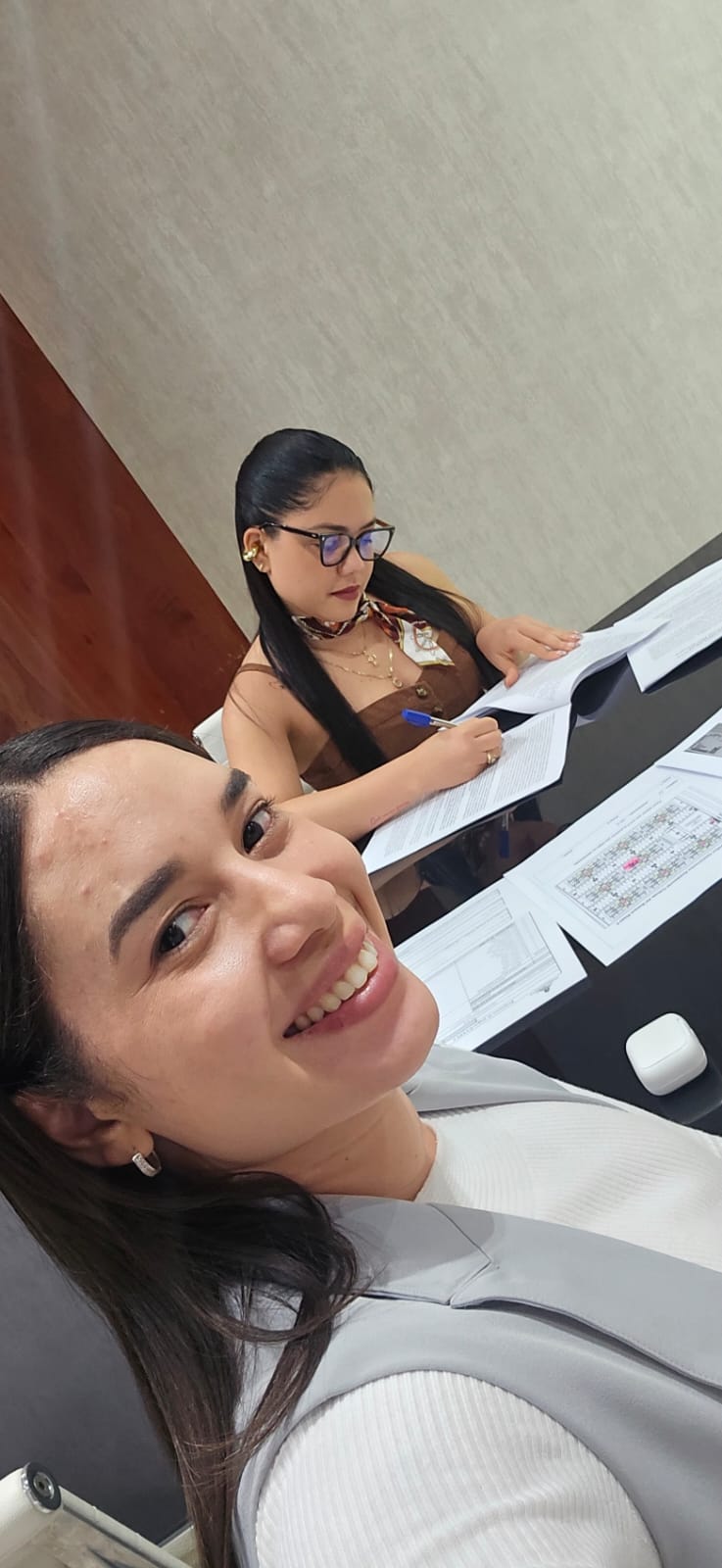 Andreina Rosario acompañando a clienta en la firma de contrato