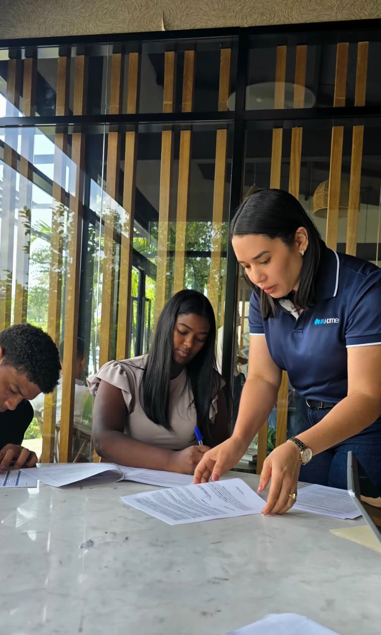 Andreina Rosario asistiendo a clientes con documentos