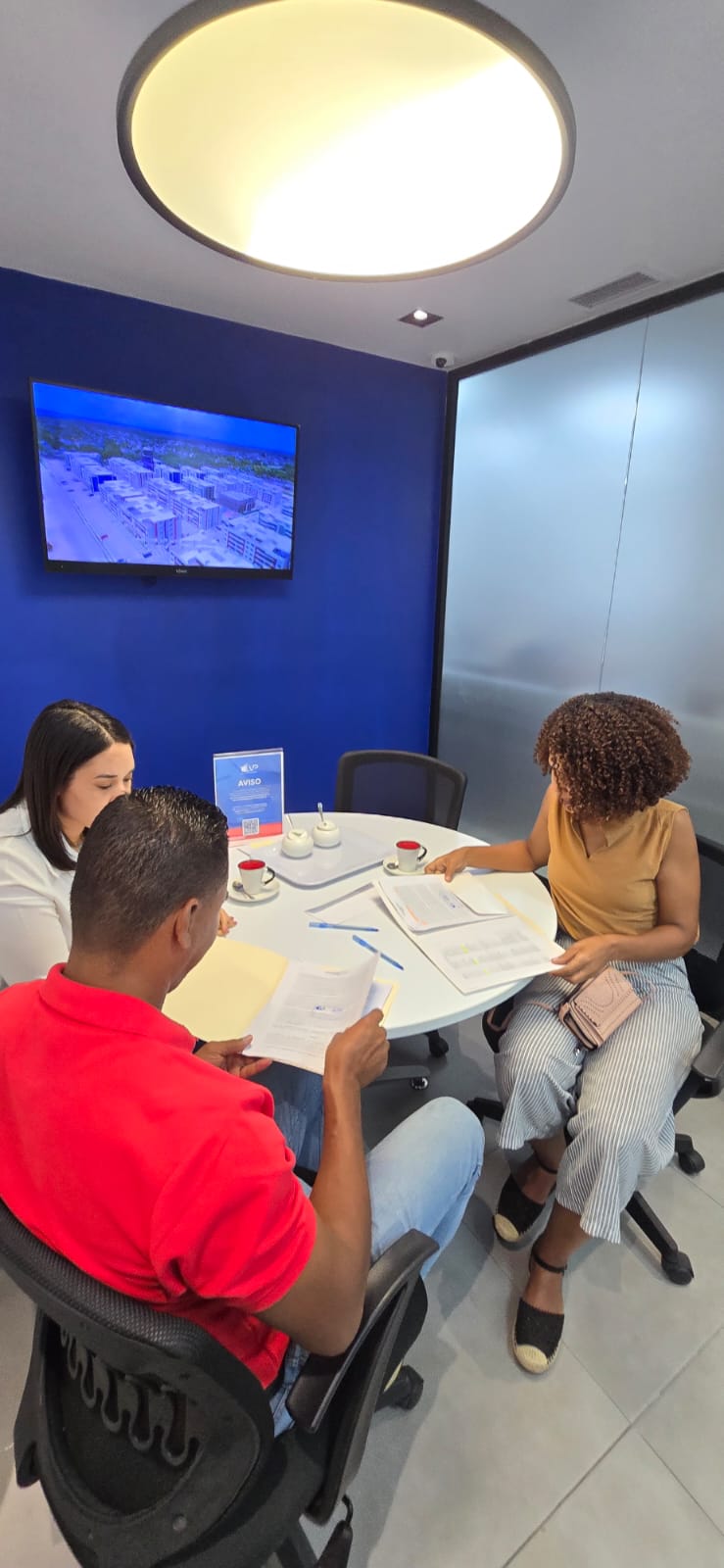 Andreina Rosario en reunión con clientes